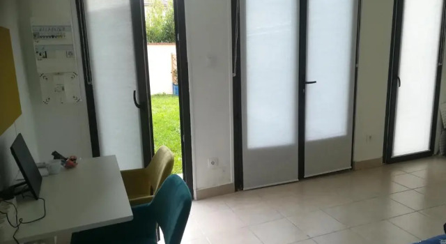 Studio Dépendance Maison, 5 MNT GARE & TRAM, Rezerwuj Hotel Hotele w Rhône z parkingiem, Parking