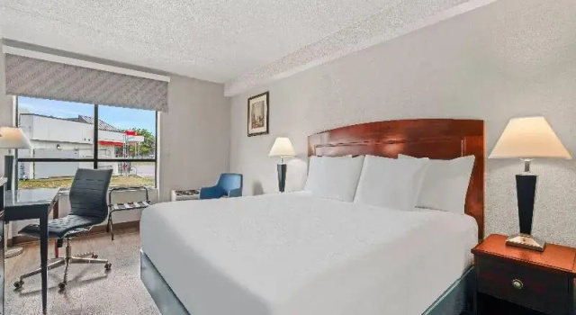 Трёхместный номер Standard Days Inn by Wyndham Utica