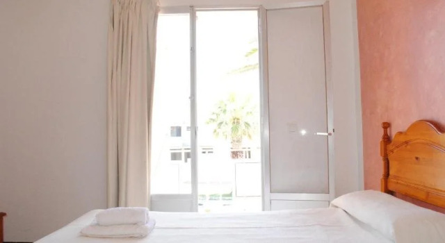 Hostal Paris Ciutadella, Забронировать Отель Сьюдадела Менорка, рядом с Порт Сьюдадела-де-Менорка