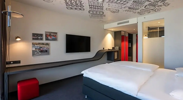 Номер Superior V8 Hotel Köln at MOTORWORLD