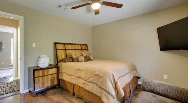 Near Airport & Interstate: Houston Area Townhome