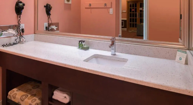 Полулюкс Inn of The Dove Romantic Luxury & Business Suites