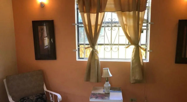 DonaMae 2 story Barbados House, Book Hotel Hoteller i Saint Michael med parkering, Parkering