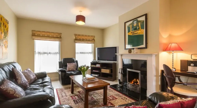 4 Bedroom pet Friendly Home With Pool Access, Book Vacation Home Hotels in Kerry with Parking, Parking