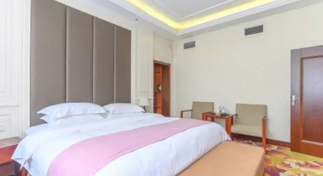 Люкс Deluxe Donghua Hotel Bazhong