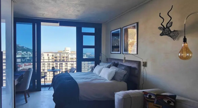 Exclusive Apt With Balcony, Stunning Views & Pool, Забронировать Апартаменты/квартира Отели Кейптауна с парковкой, рядом с Замок Доброй Надежды, Парковка