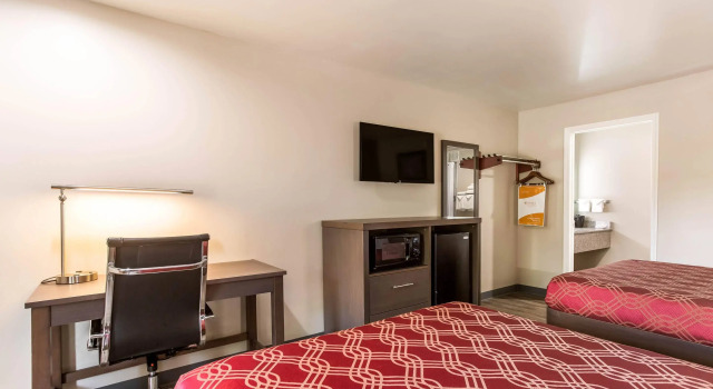 Четырёхместный номер Standard Econo Lodge Inn & Suites Murfreesboro Shopping District