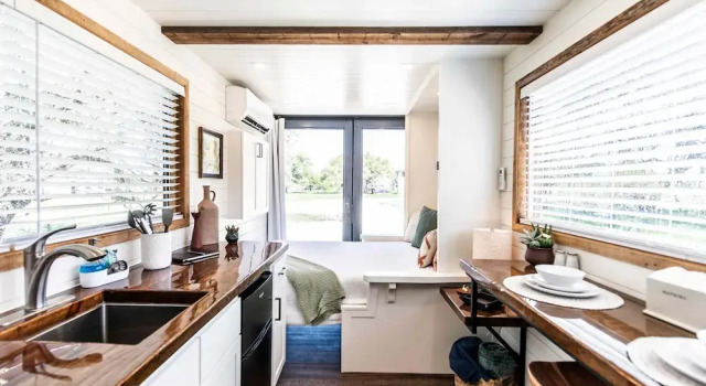 Коттедж New The Texas Retreat-container Home
