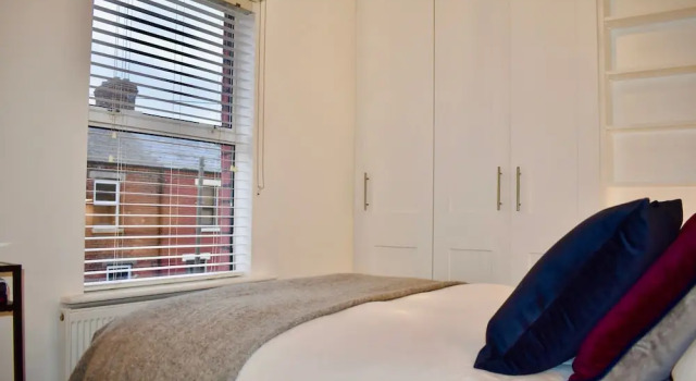 Newly Refurbished 2 Bedroom Terraced House in Dublin, Забронировать Дом для отпуска Отели Дублина с парковкой, рядом с The Point Club, Парковка