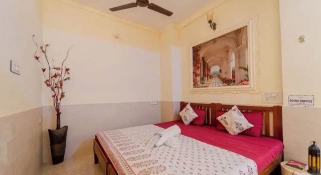 Travellers Village Resort -City Centre Near Jal Mahal Jaipur, Забронировать Отель Отели штата Раджастхана с парковкой, Парковка