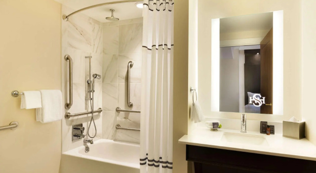Четырёхместный номер Standard Hotel Saranac, Curio Collection By Hilton