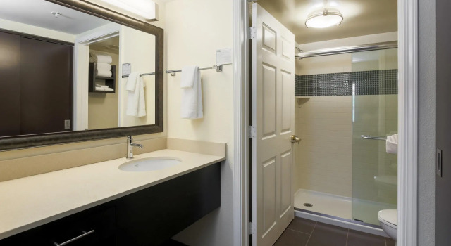 Двухместный люкс c 1 комнатой Staybridge Suites-Philadelphia/Mount Laurel by IHG
