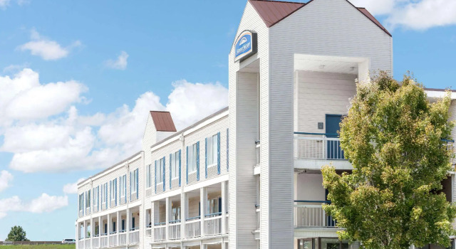 Howard Johnson Inn Cleveland Airport