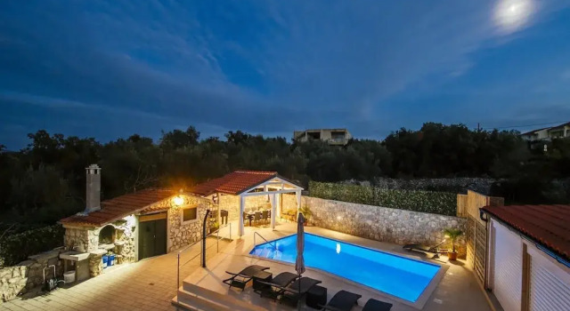 Коттедж Beautiful Holiday Home in Mali Iz With Pool