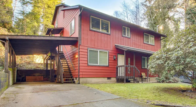Walk to Mingus Park! Wooded Coos Bay Getaway, Prenota Casa vacanze Coos Bay 