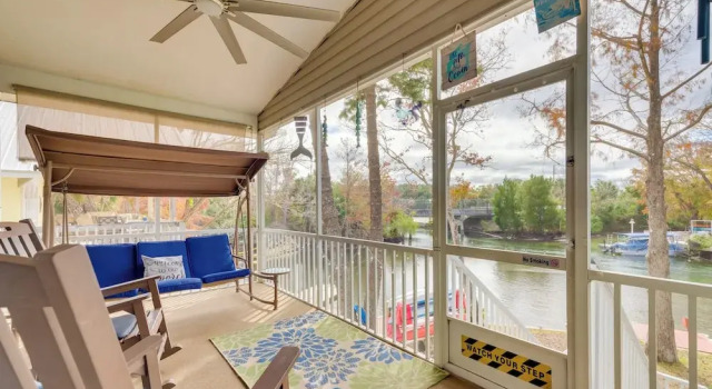 Коттедж Weeki Wachee River Home on Main River by Park!
