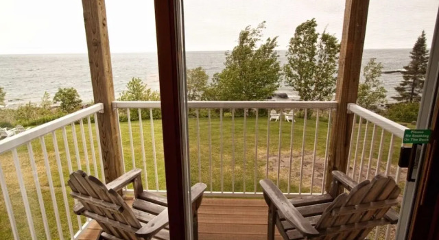 Двухместный номер Standard с видом на озеро Cove Point Lodge