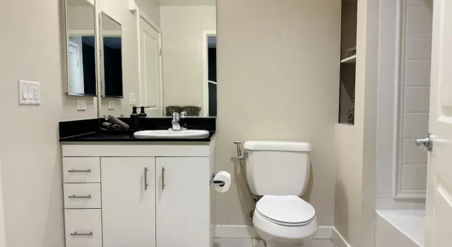 Stylish Retreat W Pool GYM Parking 10min to Cedars, Забронировать Апартаменты/квартира Отели Лос-Анджелеса с парковкой, рядом с Albertson Wedding Chapel, Парковка