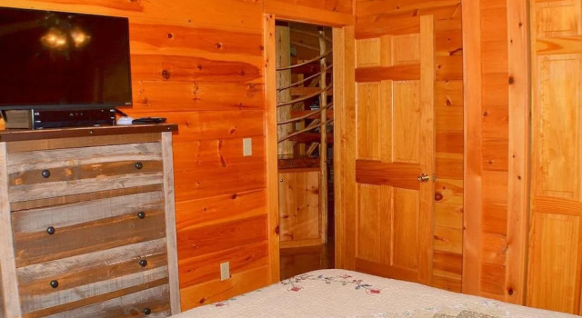 Steele Away 3 Bedroom Cabin by RedAwning