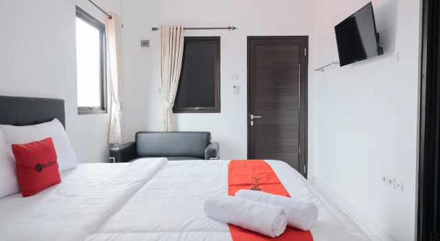 Люкс RedDoorz near Kota Tua 2