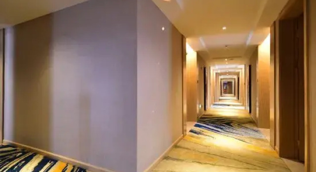 Vienna International Hotel 5.0 Versions  Shaoguan Qujiang Nanhua Temple Zhang Jiuling Park  Branch, Rezervasyon Otel Guangdong otoparklı oteller, Otopark