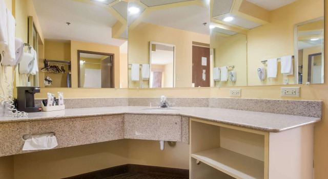 Четырёхместный номер Standard Quality Inn & Suites CVG Airport