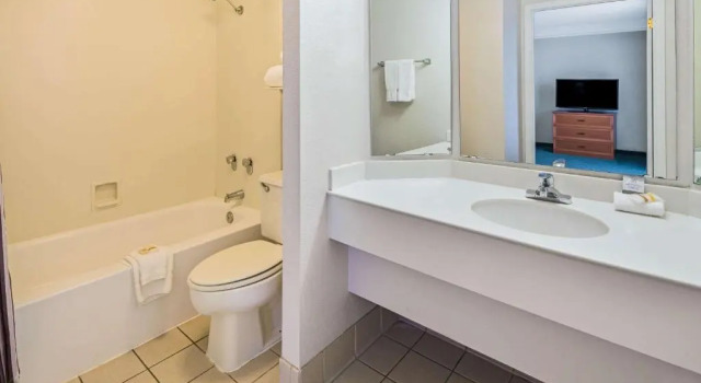 Четырёхместный номер Standard Days Inn by Wyndham San Diego Vista