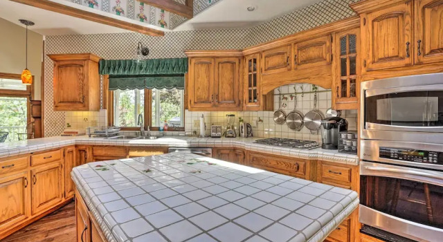 Ornate Lake Arrowhead Home With Deck, Забронировать Дом для отпуска Лейк-Эрроухэд 