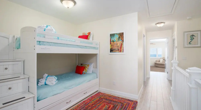 Spacious Waterfront Townhome - Just A Short Walk to Pier Park, Varaa Lomakoti Hotellit Panhandle Florida uima-altaalla, Uima-allas