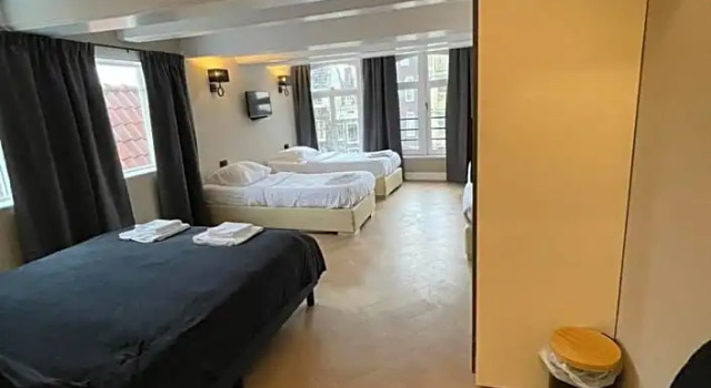 Кровать в общем номере Hotel 83