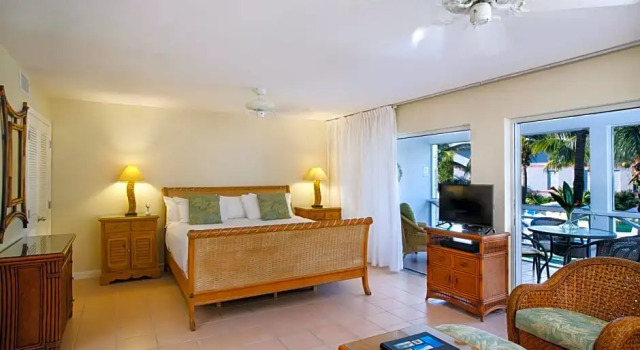 Двухместный полулюкс с видом на сад Ocean Club East, Grace Bay Beach