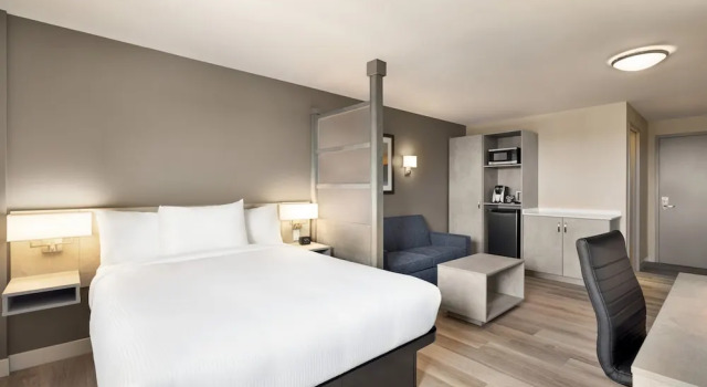Люкс Business Microtel Inn & Suites by Wyndham Boisbriand