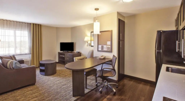 Люкс Candlewood Suites Indianapolis Airport by IHG