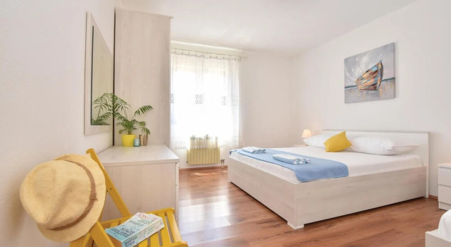 Amazing Home in Zastrazisce With Wifi and 2 Bedrooms, Varaa Hotelli Pokrivenik Split-Dalmatia