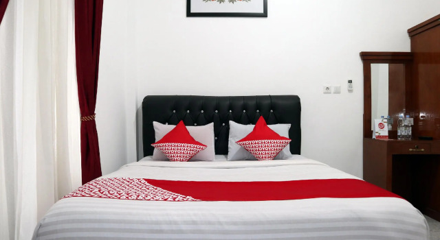 OYO 956 Penginapan Eby, Rezerwuj Hotel Padang Sumatra