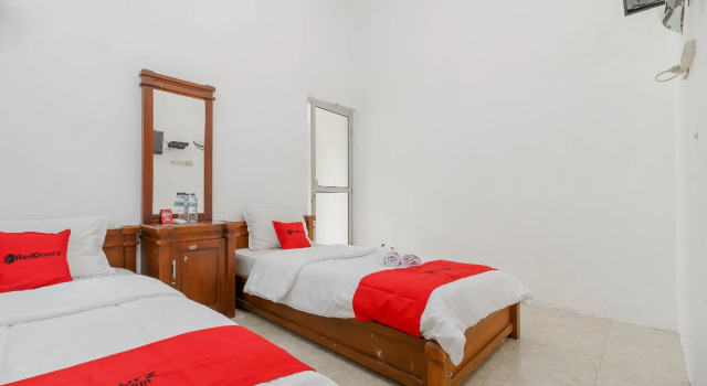 Двухместный номер Standard RedDoorz Syariah near Watervang Lubuk Linggau 2