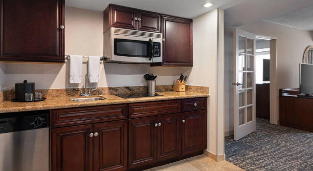 Четырёхместный полулюкс c 1 комнатой Bakersfield Marriott at the Convention Center