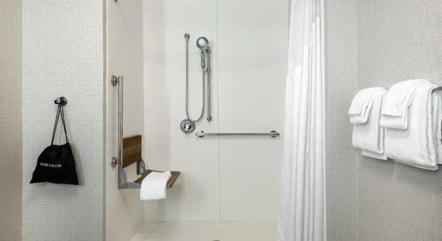 Люкс Holiday Inn Express Queensbury-Lake George Area by IHG
