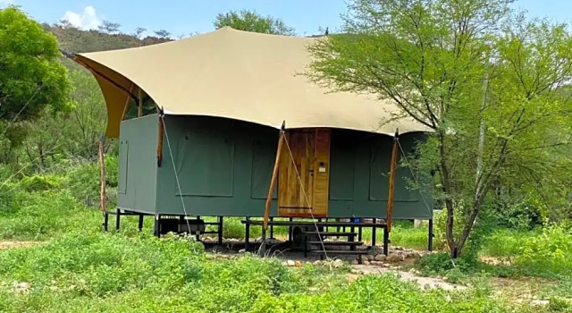 Тент с видом на горы Trees N Tigers Luxury Wildlife Lodge