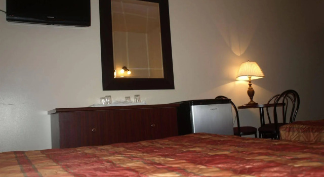 Econo Lodge, Забронировать Отель Отели Монреаля с парковкой, рядом с Place Dupuis, Парковка