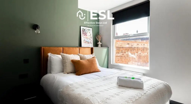 Central 5 Bedroom Townhouse perfectly located 2 mins walk from the Train Station