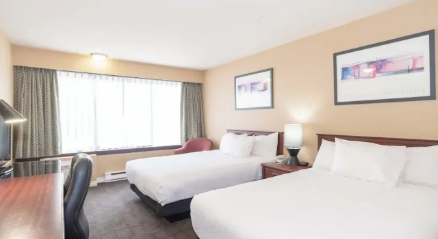 Четырёхместный номер Standard с видом на бассейн Sandman Hotel Castlegar
