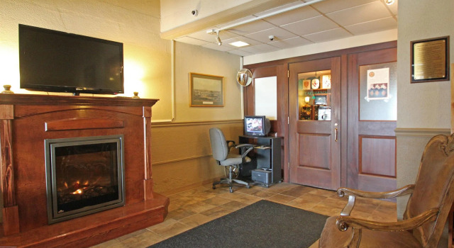 Fireside Inn and Suites Bangor, Забронировать Отель Бангор штат Мэн, рядом с Maine Savings Amphitheater