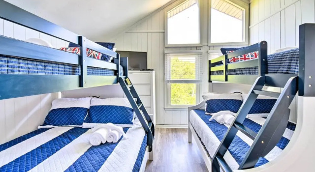 Kitty Hawk Coastal Escape w/ Updated Interior!, Забронировать Дом для отпуска Китти-Хок-Бич Outer Banks, рядом с Католическая церковь Святого Спасителя