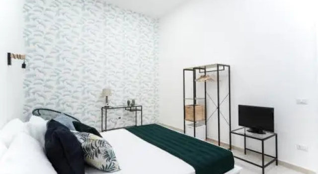 Flat 3 bedrooms 2 bathrooms - Naples, Забронировать Отель Неаполь - Центральный вокзал Неаполь, рядом с Церковь и монастырь Сан-Лоренцо-Маджоре