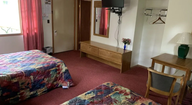 Четырёхместный номер Economy Lakeside Motel