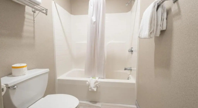 Четырёхместный номер Standard Hilltop Inn & Suites, near Foxwoods Casino