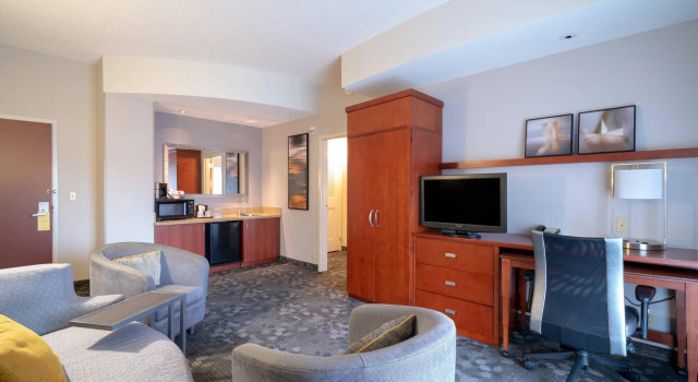 Двухместный люкс с 2 комнатами Courtyard by Marriott Salisbury