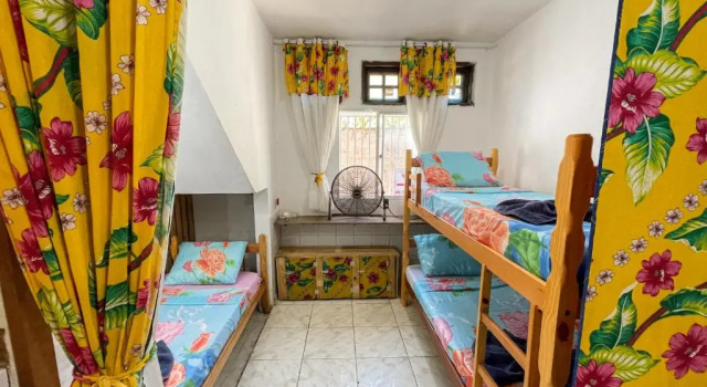 Кровать в общем номере Pousada São Jorge 1 MIN A PÉ DA PRAIA Casa de família, simples e aconchegante, Na Av principal da praia café disponível até 12hs cozinha completa e churrasqueira disponível para uso ar cond das 20hs as 8 30