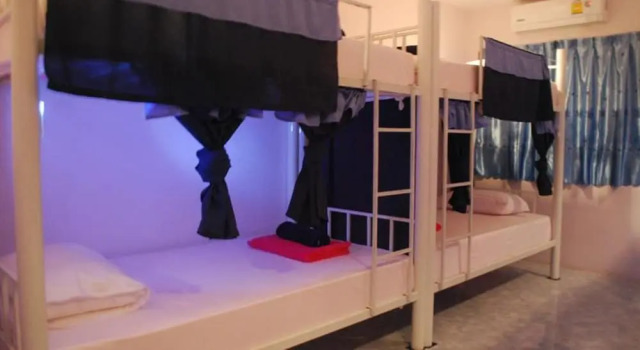 Кровать в общем номере Baan Kai Hostel